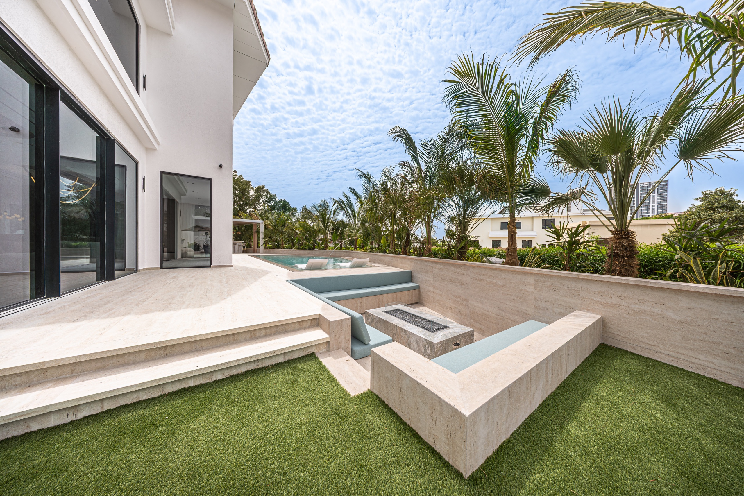 Poolside Lounge
